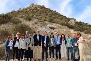 Autoridades y responsables del proyecto en el cerro del Espíritu Santo.
