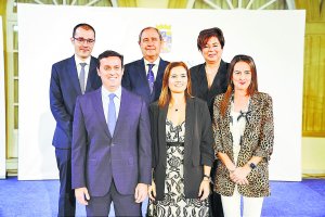 Autoridades con la directiva de Uniprosal.