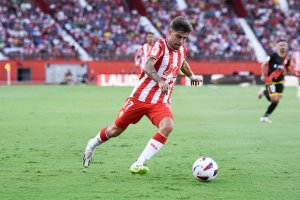Pozo tiene claro que hay que arreglar la defensa del Almería, se han encajado 29 goles en 10 jornadas. Una barbaridad.