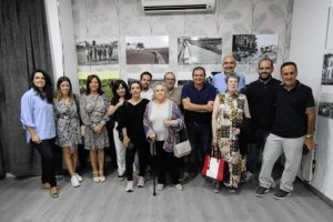 Autoridades, organizadores y colaboradores en la apertura de la exposición.