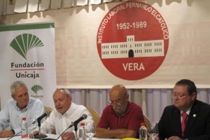 Antiguos alumnos del instituto junto con autoridades en una fotografía de archivo.