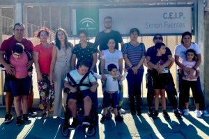 Madres y padres con sus pequeños a las puertas del CEIP Simón Fuentes de Carboneras.