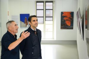 El concejal de Turismo, Comunicaciones y Promoción de la Ciudad, Joaquín Pérez de la Blanca junto a Gonzalo Ortiz en la exposición