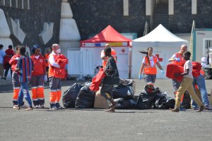 Migrantes en El Hierro tras llegar en cayucos.