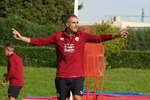 El técnico del Almería quiere levantar al equipo y todo empieza por no encajar.