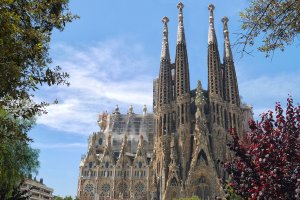 La Sagrada Familia de Barcelona finaliza las torres de los Evangelistas.