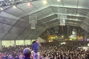 Aspecto que presentaba la Caseta Municipal en el concierto de Henry Méndez.