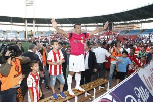 Esteban con su familia celebrando la permanencia con el Almería en el año 2014.
