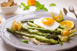 Espárragos con huevos fritos.