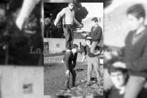 Adolescentes de los años 60 en la playa de Aguadulce. Como no había móviles ni redes sociales a veces había que hacer cabriolas sobre la arena.