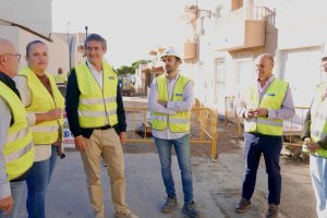 Manuel Cortés visitando las obras en la calle Escolares de Puente del Río.