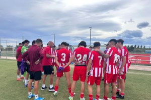 Charla de Zeus Carmona a la plantilla, que ya se centra en la División de Honor.