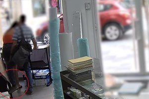 El detenido solicitaba el mismo servicio y elevaba su pierna izquierda para hacer las grabaciones bajo la falda.