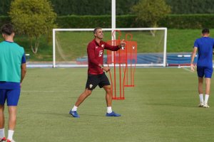 Es el primer partido de Garitano como técnico rojiblanco en el Mediterráneo.