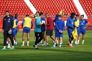 La plantilla volvió a pisar el Mediterráneo tras el cambio de césped y solo piensa en la victoria.