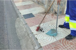 Operario retirando excrementos de la vía pública en una imagen de archivo.