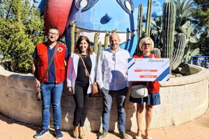 Responsables del Aquavera y de Cruz Roja durante la entrega de la recaudación.