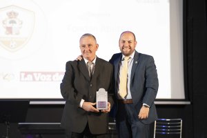 Rafael Miranda, presidente del club Fondón Atlético, recogió el Premio Deporte de manos de Valentín Martín, alcalde de Fondón.