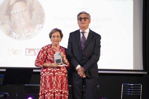Ángeles Concepción Beltrán recibiendo el premio de las manos del alcalde de Pechina, Juan Manuel López.