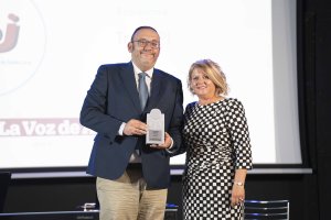 Diego Mañas, responsable de Administración y Finanzas de Trans PJ, junto a la alcaldesa de Gádor, Lourdes Ramos.