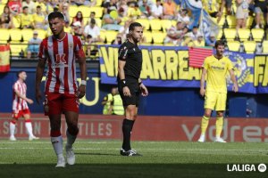 Hernández Maeso en el Villarreal-Almería que acabó con derrota rojiblanca por 2-1.