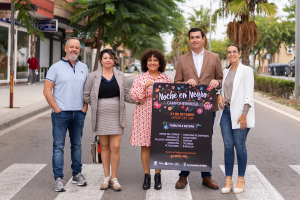 El alcalde de Níjar, José Francisco Garrido, la concejal, Ángeles Góngora y la directiva de la Asociación de Comerciantes de Campohermoso.