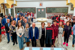 Los asistentes a la firma del documento presididos por el alcalde Antonio Bonilla y la decana de la Facultad de Ciencias de la UA, Magdalena García.