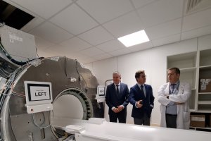 Visita a los nuevos equipos de resonancia magnética que se están instalando.
