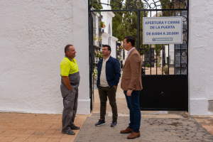 El alcalde José Francisco Garrido en una de las visitas a un cementerio.