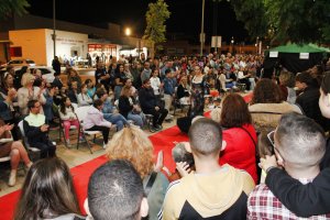 Momento del desfile de moda en la Noche Mágica