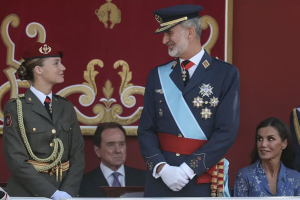 La Princesa Leonor junto a su padre, Felipe VI.