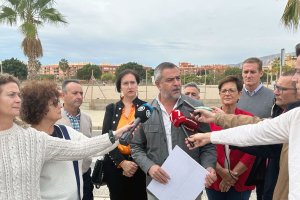 Juan Antonio Lorenzo atiende a los medios junto a Adriana Valverde.