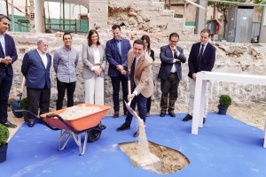 Javier A. García entierra la primera piedra de esta obra.