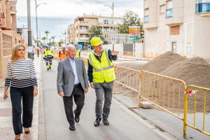 El alcalde de Roquetas de Mar Gabriel Amat, junto a Rocío Sánchez, concejal de Presidencia, supervisan las obras.