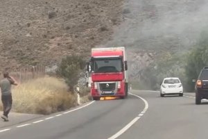 El camión que se ha incendiado.