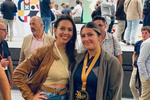 Andrea Garcés, a la derecha, junto a su profesora.