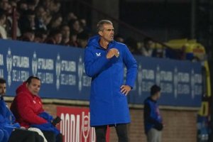 Garitano siempre pendiente y activo en la banda para corregir a los futbolistas.