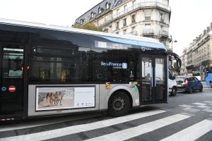 Promoción de Costa de Almería en un autobús en París.