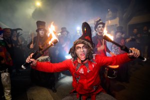 Pasacalles durante la Noche en Negro de Almería.