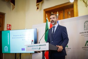 El consejero Ramón Fernández-Pacheco durante su intervención en la presentación de los Presupuestos 2024 de la Junta.