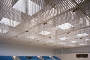 Luz natural filtrada cenital en Pabellón. Proyecto de Ferrer Arquitectos.