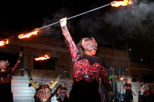 Los Demonios de Fuego en el pasacalles de la noche de Halloween en Huércal de Almería.