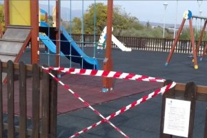Imagen del Ayuntamiento de Almería de uno de los parques infantiles cerrados.