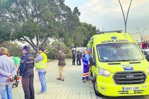 Una ambulancia, este jueves, en la zona de Cortijo Grande.