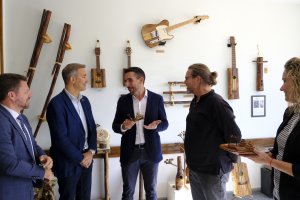 Autoridades y artesano en la inauguración del nuevo taller en Sorbas.