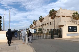 Grupo de migrantes accediendo al interior del Hotel Alegria Cabo de Gata.