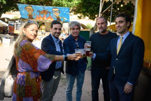Autoridades brindando por el inicio del VI Festival de la Cerveza Artesana de Almería.