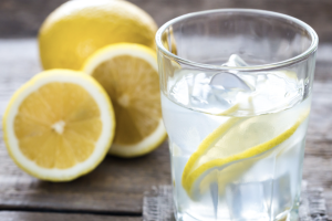 Beneficios del agua con limón