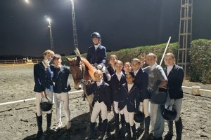 foto de familia con los jóvenes jinetes y amazonas que tienen un gran futuro en el mundo de la hípica.