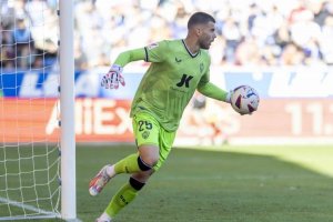 El portero portugués del Almería no pudo hacer nada en el gol del Alavés.